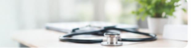 Stéthoscope posé sur un bureau