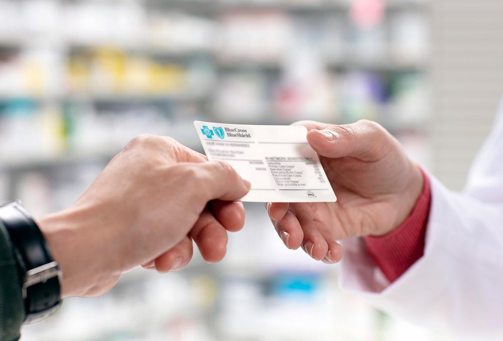 Présentation de la carte d'affilié en pharmacie